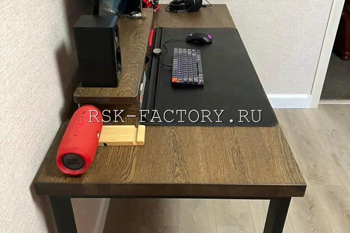 Компьютерный стол из дуба на металлическом подстолье